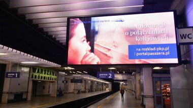 Varşova, Polonya. 22 Şubat 2021. Büyük LED reklam panosu. Tren istasyonunda reklam panosu..