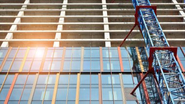 Yüksek binalar yapım aşamasında. Modern ofis binası. Gün doğumu.