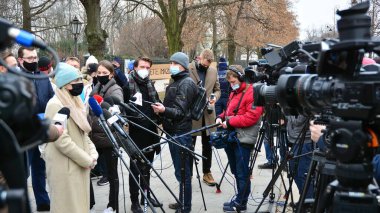 Varşova Polonya. 1 Mart 2021. Başbakanın Başbakanlık binasında protesto. Konfederasyon - aşırı sağ bir parti, Warmia ve Mazury 'den girişimcileri destekliyor