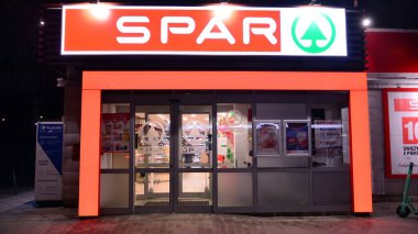 Varşova Polonya. 1 Mart 2021. Spar logosu işareti. Şirket tabelaları.