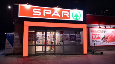 Varşova Polonya. 1 Mart 2021. Spar logosu işareti. Şirket tabelaları.