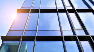 Cam ve metal ön cephe duvarları. Ticari ofis binaları. Soyut modern iş mimarisi.