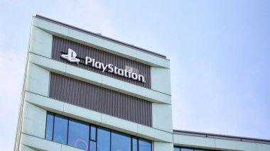 Varşova, Polonya. 2 Mart 2021. Playstation 'ı imzala. Şirket panosu Playstation.