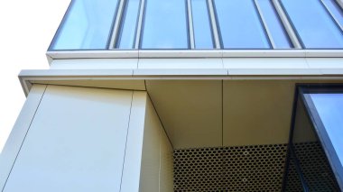 Cam ve metal ön cephe duvarları. Ticari ofis binaları. Soyut modern iş mimarisi.