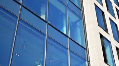 Cam ve metal ön cephe duvarları. Ticari ofis binaları. Soyut modern iş mimarisi.