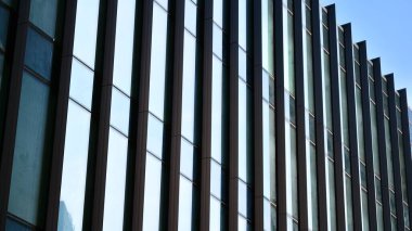 Cam ve metal ön cephe duvarları. Ticari ofis binaları. Soyut modern iş mimarisi.