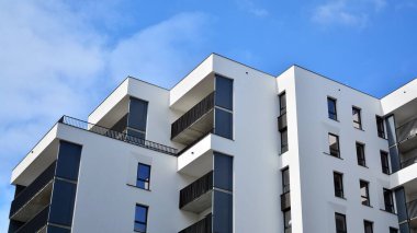 Modern bir konut binasının ön cephesi olan şehir manzarası. Modern Avrupa konut binası.