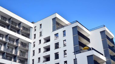 Modern bir konut binasının ön cephesi olan şehir manzarası. Modern Avrupa konut binası.