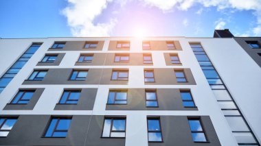 Dairenin gelecekteki kare mimarisi. Panoramik pencereli gayrimenkul ve bulutlu mavi gökyüzü.