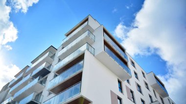 Dairenin gelecekteki kare mimarisi. Panoramik pencereli gayrimenkul ve bulutlu mavi gökyüzü.