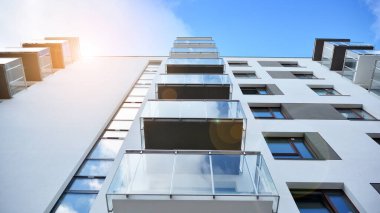 Dairenin gelecekteki kare mimarisi. Panoramik pencereli gayrimenkul ve bulutlu mavi gökyüzü.