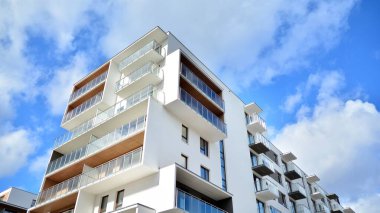 Dairenin gelecekteki kare mimarisi. Panoramik pencereli gayrimenkul ve bulutlu mavi gökyüzü.