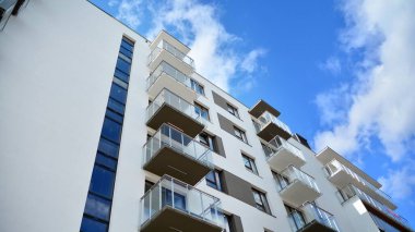 Dairenin gelecekteki kare mimarisi. Panoramik pencereli gayrimenkul ve bulutlu mavi gökyüzü.