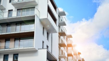 Dairenin gelecekteki kare mimarisi. Panoramik pencereli gayrimenkul ve bulutlu mavi gökyüzü.