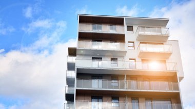 Dairenin gelecekteki kare mimarisi. Panoramik pencereli gayrimenkul ve bulutlu mavi gökyüzü.