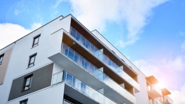 Dairenin gelecekteki kare mimarisi. Panoramik pencereli gayrimenkul ve bulutlu mavi gökyüzü.