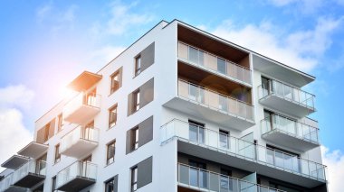 Dairenin gelecekteki kare mimarisi. Panoramik pencereli gayrimenkul ve bulutlu mavi gökyüzü.