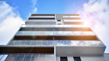 Dairenin gelecekteki kare mimarisi. Panoramik pencereli gayrimenkul ve bulutlu mavi gökyüzü.