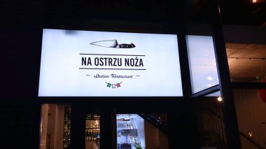 Varşova, Polonya. 15 Mart 2021. Na Ostrzu Noza İtalyan Lokantası 'nı imzalayın. Şirket tabelası Na Ostrzu Noza İtalyan Restoranı.