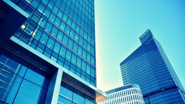Şehirde günışığı olan modern bir bina. Modern ofis binasında soyut doku ve mavi cam cephe, Retro renkli tonik filtre efekti.