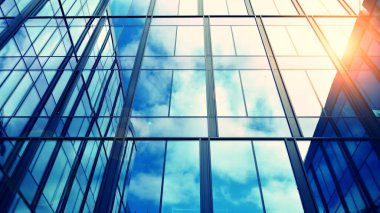 Şehirde günışığı olan modern bir bina. Modern ofis binasında soyut doku ve mavi cam cephe, Retro renkli tonik filtre efekti.