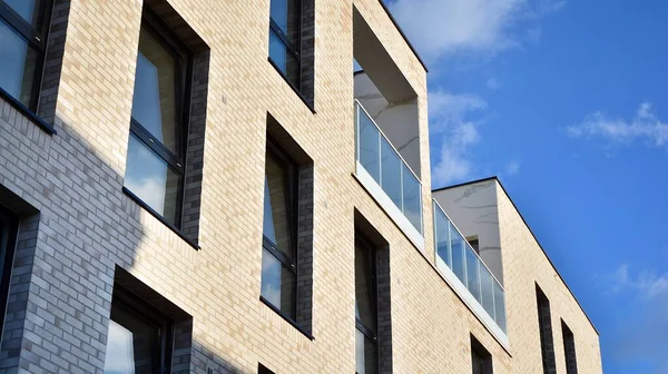 Öğleden sonra güneş batarken çekilmiş bir daire resmi. Mavi gökyüzüne karşı çağdaş beyaz konut binası. Gayrimenkul veya yatırım kavramlarının resmedilmesi için ideal.