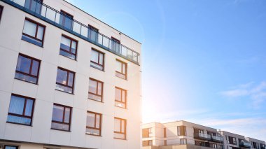 Şehir gayrimenkul ve apartman mimarisinin bir parçası. Modern apartman dairesinin dış cephesindeki detaylar. Yeni Lüks Ev ve Ev Kompleksi. 