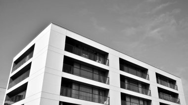 Şehir gayrimenkul ve apartman mimarisinin bir parçası. Modern apartman dairesinin dış cephesindeki detaylar. Yeni lüks evin bir parçası. Siyah ve beyaz.