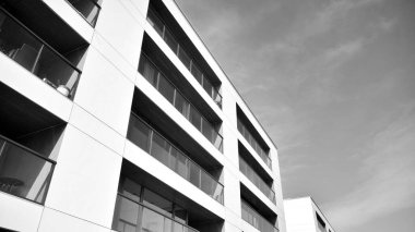 Şehir gayrimenkul ve apartman mimarisinin bir parçası. Modern apartman dairesinin dış cephesindeki detaylar. Yeni lüks evin bir parçası. Siyah ve beyaz.