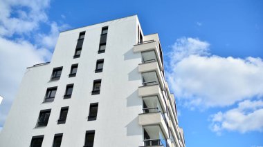 Çok katlı modern, yeni ve şık apartman daireleri. Yeni yapılmış bir apartman..