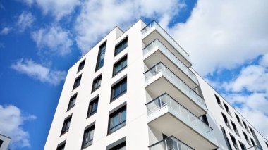 Çok katlı modern, yeni ve şık apartman daireleri. Yeni yapılmış bir apartman..