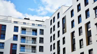 Çok katlı modern, yeni ve şık apartman daireleri. Yeni yapılmış bir apartman..