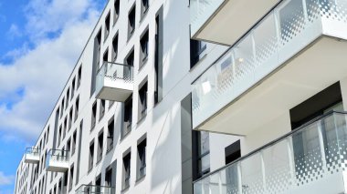 Çok katlı modern, yeni ve şık apartman daireleri. Yeni yapılmış bir apartman..