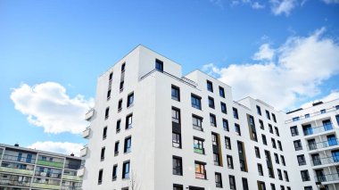 Çok katlı modern, yeni ve şık apartman daireleri. Yeni yapılmış bir apartman..