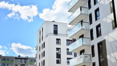 Çok katlı modern, yeni ve şık apartman daireleri. Yeni yapılmış bir apartman..