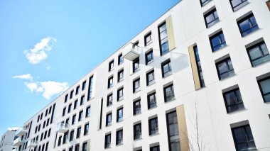 Çok katlı modern, yeni ve şık apartman daireleri. Yeni yapılmış bir apartman..