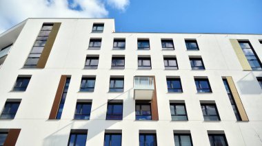 Çok katlı modern, yeni ve şık apartman daireleri. Yeni yapılmış bir apartman..