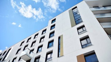 Çok katlı modern, yeni ve şık apartman daireleri. Yeni yapılmış bir apartman..