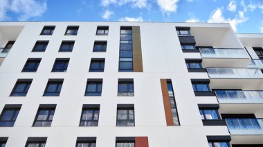 Çok katlı modern, yeni ve şık apartman daireleri. Yeni yapılmış bir apartman..