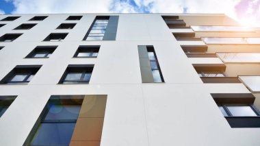 Çok katlı modern, yeni ve şık apartman daireleri. Yeni yapılmış bir apartman..