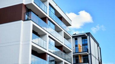 Çok katlı modern, yeni ve şık apartman daireleri. Yeni yapılmış bir apartman..