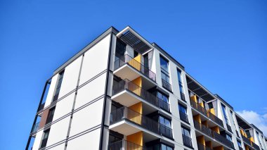 Çok katlı modern, yeni ve şık apartman daireleri. Yeni yapılmış bir apartman..