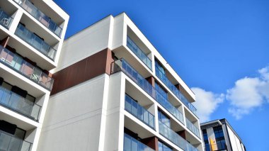 Çok katlı modern, yeni ve şık apartman daireleri. Yeni yapılmış bir apartman..