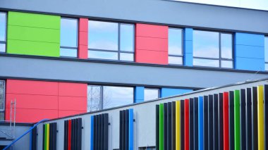 Renkli bir ofis binasının modern dış görünüşü