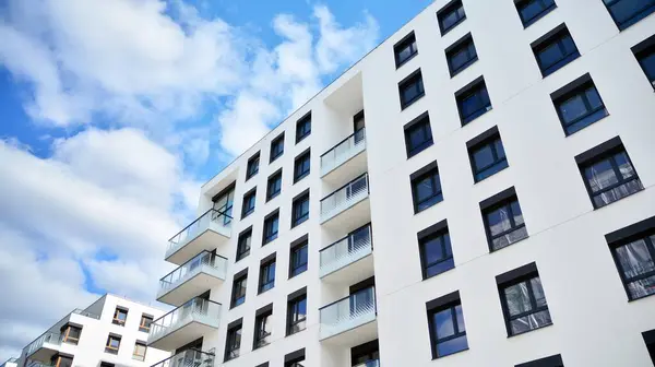 Çok katlı modern, yeni ve şık apartman daireleri. Yeni yapılmış bir apartman..