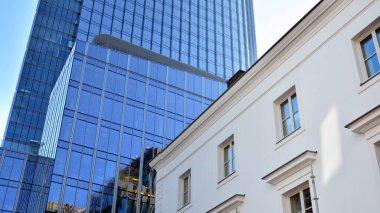 Canlandırılmış kırmızı tuğla bina ve modern ofis binası.