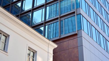 Canlandırılmış kırmızı tuğla bina ve modern ofis binası.