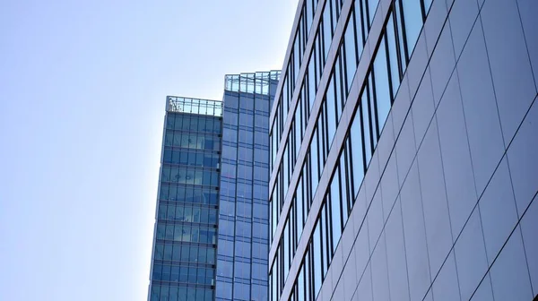 ガラスと金属のファサードの壁の断片 商業ビルだ 近代建築 — ストック写真
