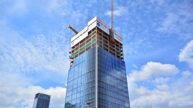 Varşova, Polonya. 12 Nisan 2021. Merkez Noktası 'ndaki ofis inşaatı. 