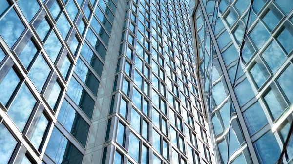 Скляний Облицьований Фасад Сучасної Будівлі Покритий Світловідбиваючою Плиткою Скла — стокове фото